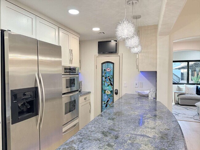 Building Photo - Experience Luxury at Windansea Beach: with...