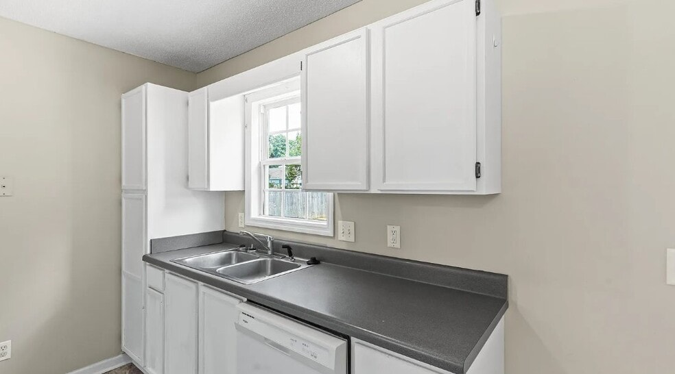 Building Photo - 122 Settlers Cir