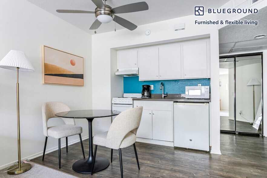 Building Photo - 10985 Bluffside Dr