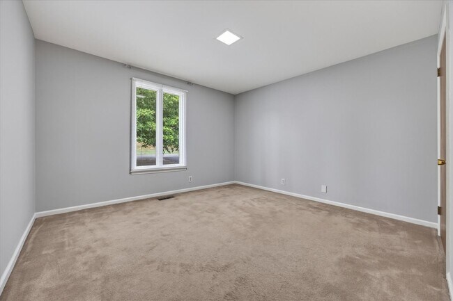 Building Photo - 717 Goodpasture Terrace