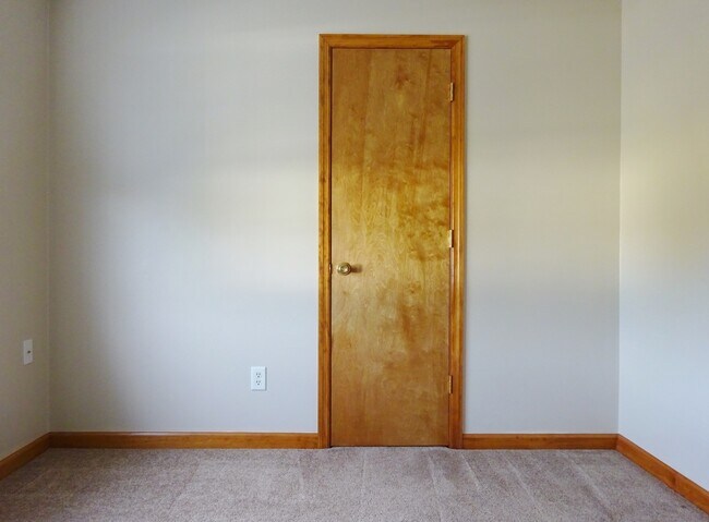 Building Photo - 3 BR w/ Bonus Room Minutes to MCAS!