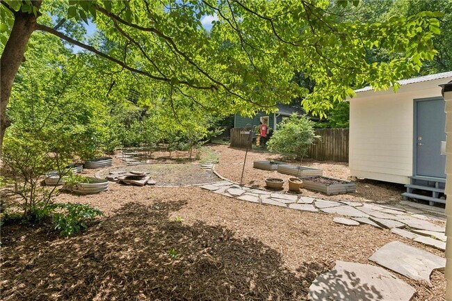 Building Photo - 1511 McLendon Ave NE