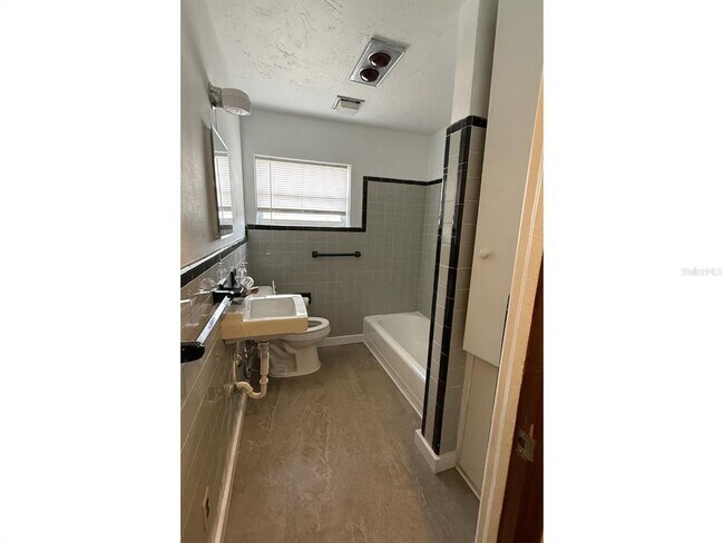 Building Photo - 13725 10th St