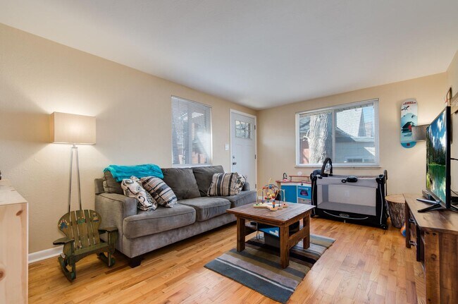 Building Photo - Roomy Sunnyside Duplex with Finished Basement in a Prime Location