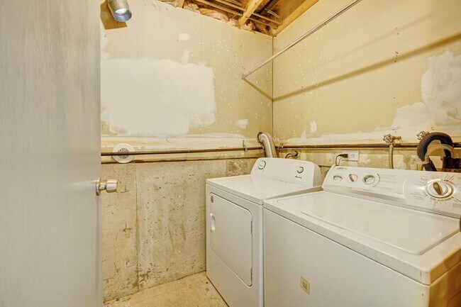 Building Photo - $2,350 - 2 Bed, 2 Bath Townhome in Lakewoo...