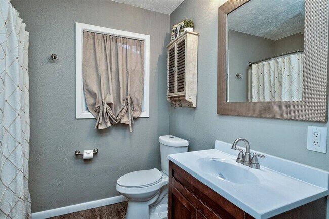 Building Photo - Pre-Leasing - 3 bed 2 bath