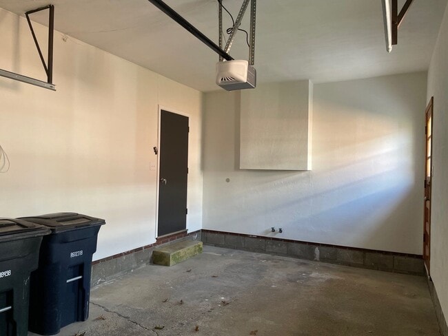 Building Photo - 1910 Thornapple Ave