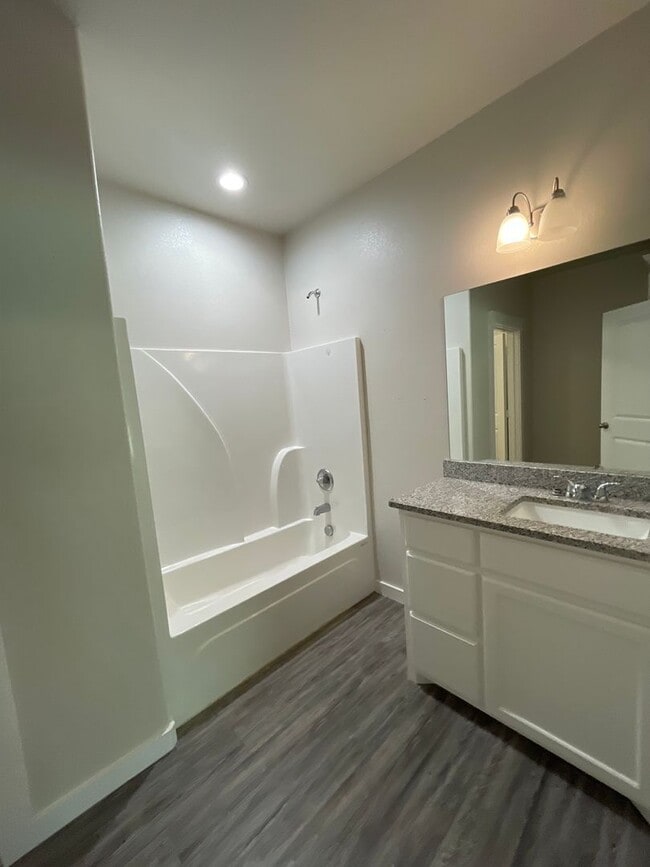 Building Photo - Cozy 3 bed, 2 bath close to Choctaw Casino