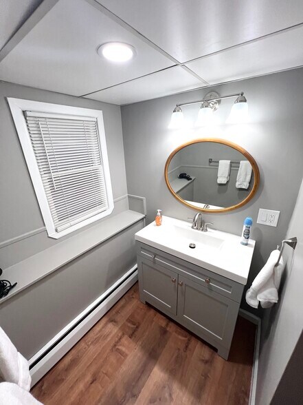 Basement suite bath - 215 Macktown Rd