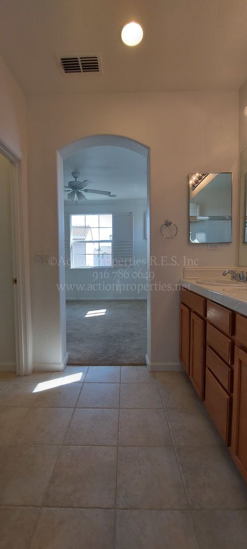 Building Photo - Sierra View Townhouse Lincoln  2 Bed 2 Ba ...