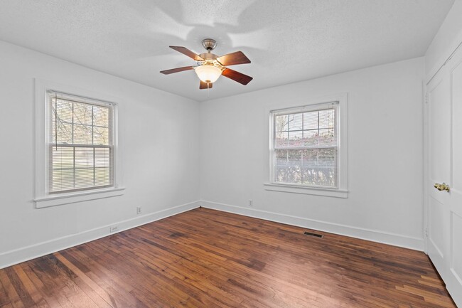 Building Photo - Available Now - Adorable 2 Bedroom propert...