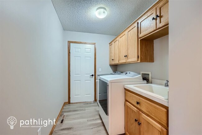 Building Photo - 325 Mindy Ln