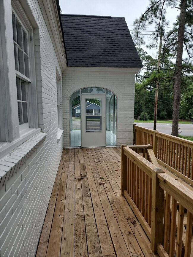 Building Photo - Completely Remodeled Cottage style home fo...
