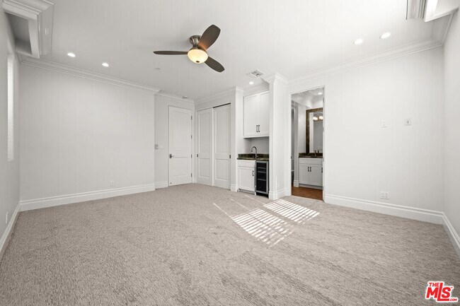 Building Photo - 816 S Catalina Ave