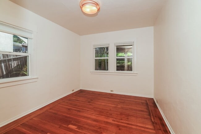 Building Photo - Available 2 Bedroom Home In Redwood Heights!