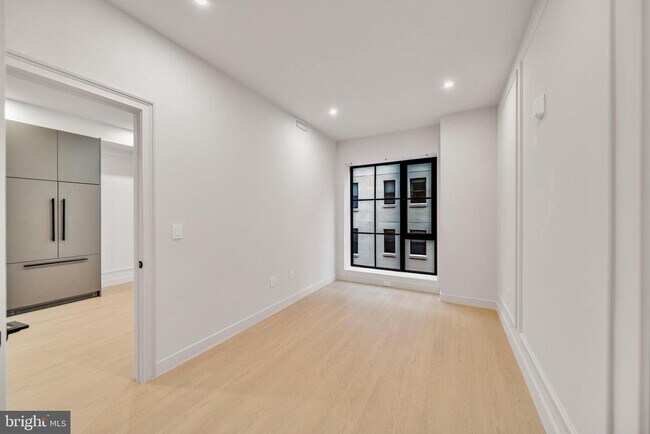 Building Photo - 2121 Ward Pl NW