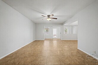 Building Photo - 3223 E Emerald Cir