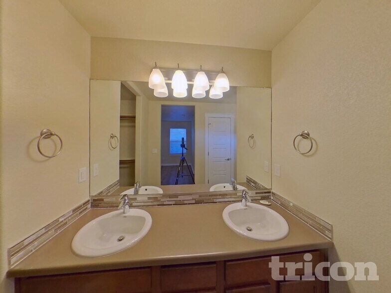 Building Photo - 2482 Ellingwood Dr