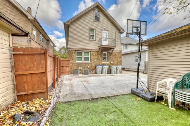 Building Photo - 5113 W Wisconsin Ave