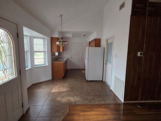 Building Photo - 2121 Redwood St