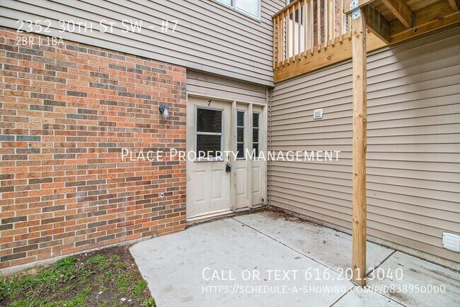Building Photo - 2352 30th St SW #7 - 2 Bed/1 Bath Lower Ap...