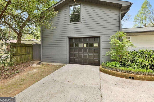 Building Photo - 2037 Lively Ridge Rd NE