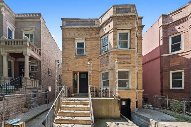 Primary Photo - 2911 W Belden Ave