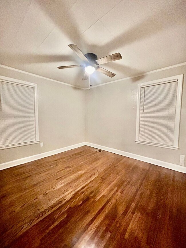 Building Photo - Cute 3 bedroom 1 bathroom home - Open To S...