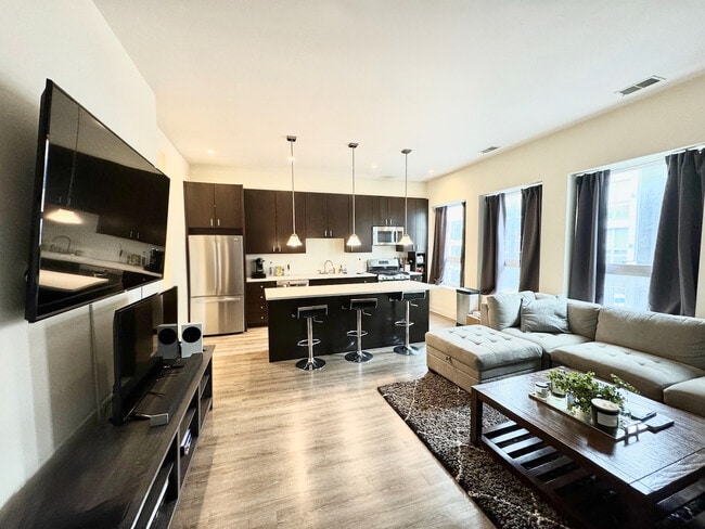 Building Photo - 1750 W North Ave