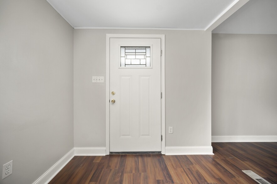 Building Photo - 2519 Edgewood Dr
