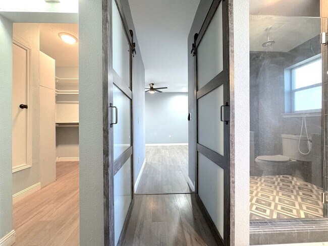 Building Photo - Gorgeous 5bed/3bath Refrig A/C with 2 Master Bedrooms!