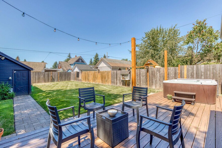 Building Photo - 214 Ave F