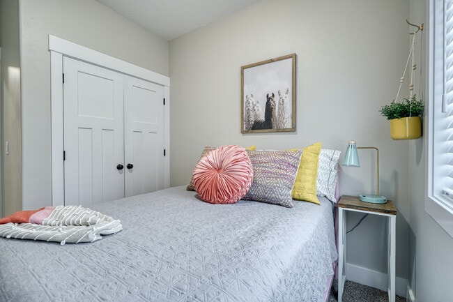 Building Photo - 706 S Saturn Ave