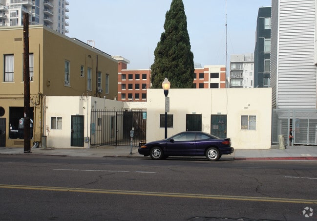 Primary Photo - 630-638 1/2 8th Ave