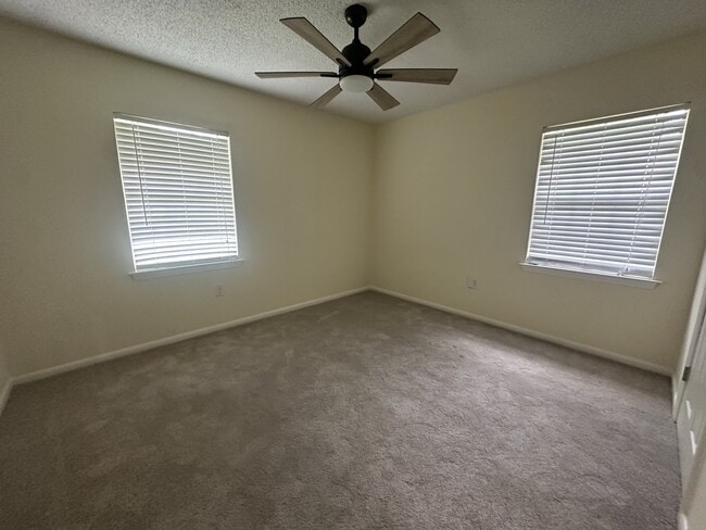 Building Photo - 140 Whispering Pines Loop