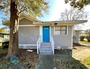 Building Photo - Updated and spacious 3 bedroom / 2 bathroom unit now available for rent!