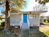 Building Photo - Updated and spacious 3 bedroom / 2 bathroom unit now available for rent!