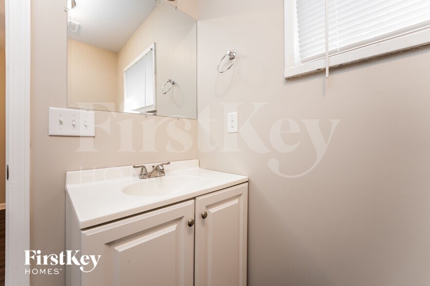 Building Photo - 3425 Pinehill Dr