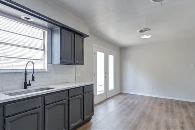 Building Photo - Newly remodeled 3 bad 2 bath near South Lo...