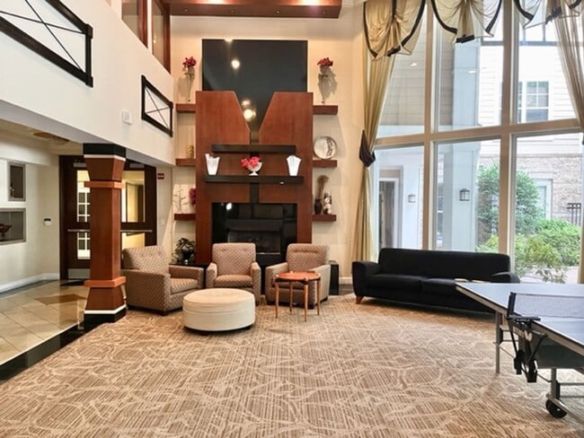 Building Photo - Large and quiet 1 BR 1 BA overlooking cour...