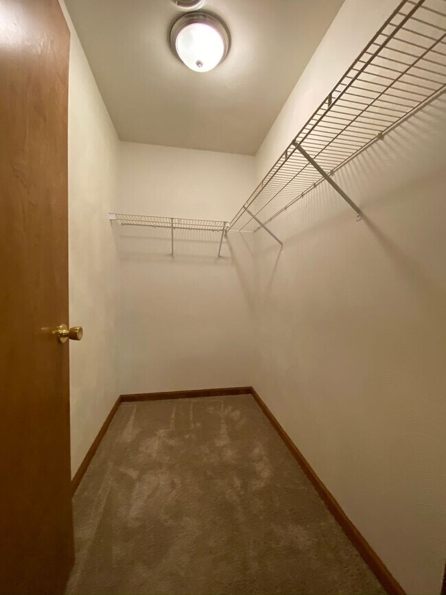 Building Photo - Wonderful 2BR Townhouse with Equipped Kitc...