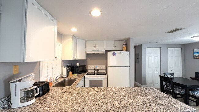 Building Photo - Fully Furnished One Bedroom Long Term Beac...