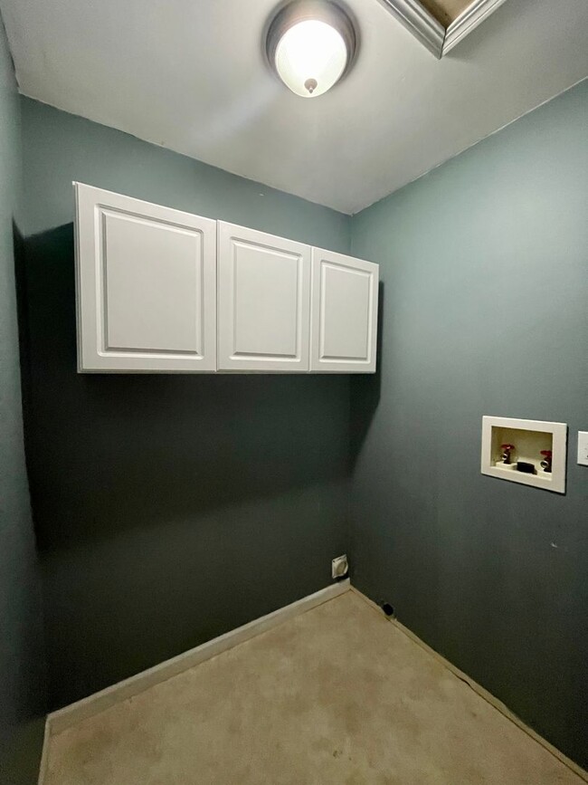 Building Photo - Charming 3-Bedroom, 1.5-Bath Home with Pri...
