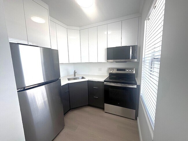Building Photo - Updated 1 Bedroom 1 Bath Condo - Steps from Fort Lauderdale Beach!