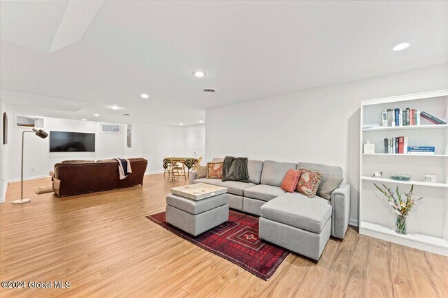 Building Photo - 12 Vallera Rd