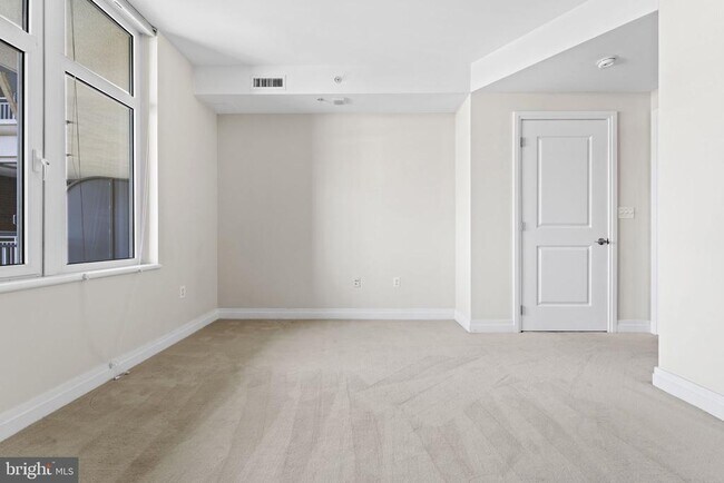 Building Photo - 8220 Crestwood Heights Dr