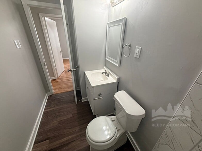 Building Photo - 2759 Southmeade Ave