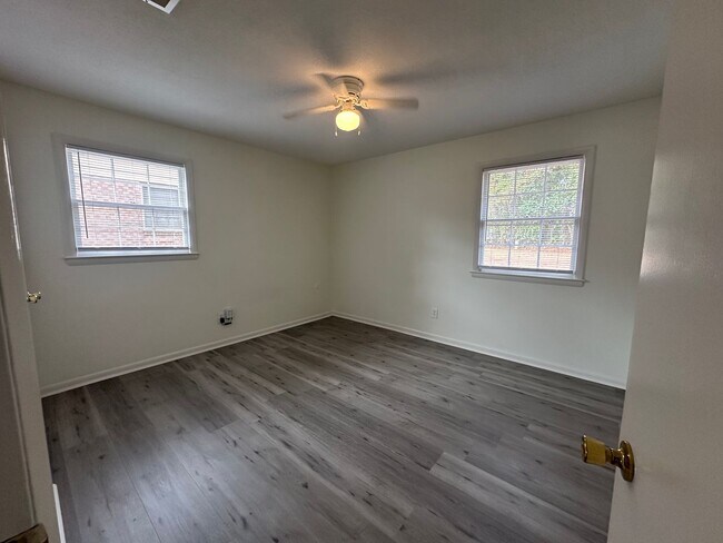 Building Photo - 2 Bedroom, 1 Bath Duplex Located in the Center of Wilmington