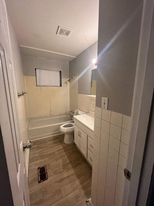 Building Photo - Nuce 3 br. Home for rent near LR Air Force base