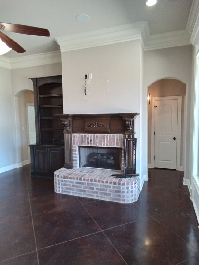 Building Photo - Benton Beauty